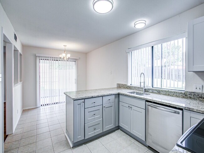 Foto del edificio - Beautifully Remodeled 2-Story Home with Primary Suite Downstairs – Move-In Ready!