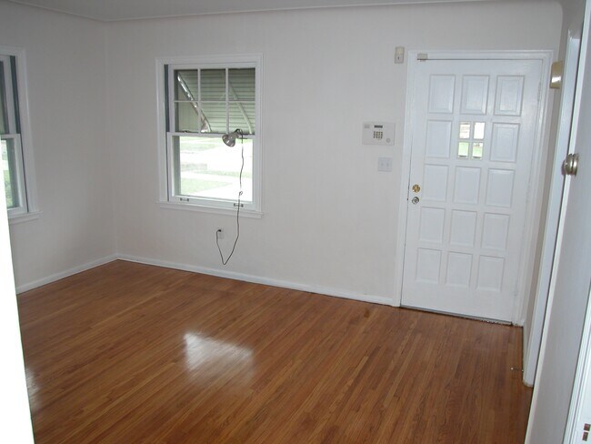 Sala de estar de 12x16 - 4442 Caroline Ave