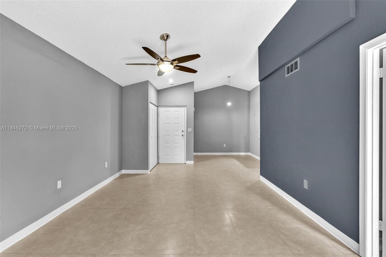 Foto principal - 2850 N Oakland Forest Dr