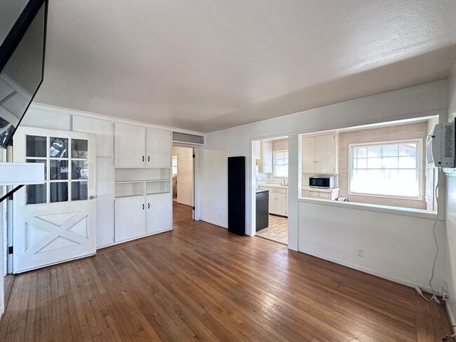 Building Photo - Cozy West Sac Cottage