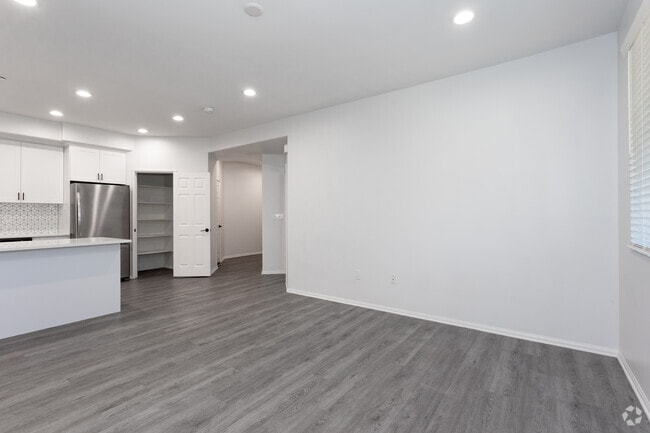 3 habitaciones, 2 baños, 1.303 pies cuadrados, sala de estar - Placita Luxe