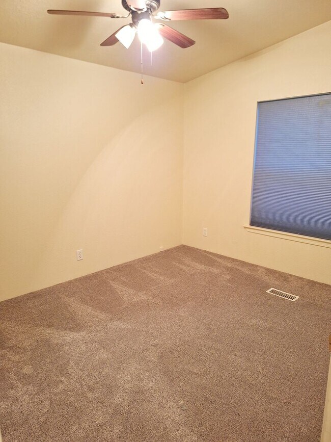 Building Photo - Charming 3 Bedroom 2 Bathroom