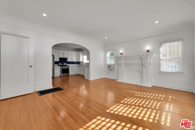 Foto del edificio - 858 1/2 S Gramercy Pl