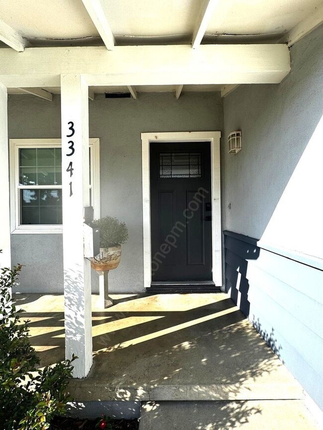 Building Photo - Stunning 3 Bedroom, 2 Bathroom Home on a L...