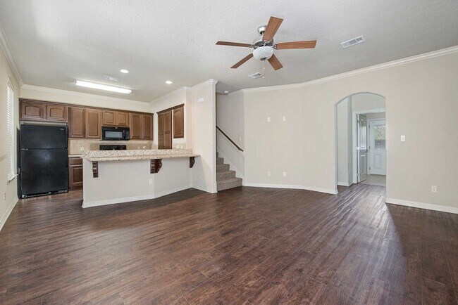Foto del edificio - AUGUST PRE-LEASE Spacious 3 Bed, 3.5 Bath Condo with Fenced Backyard