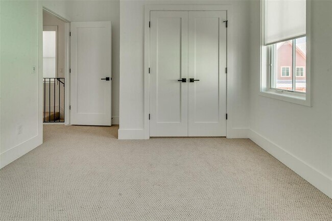 Foto del edificio - 1056 Hangar Dr