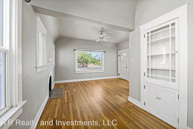 Building Photo - 3 br, 2 bath House - 2710 E. 6th Street