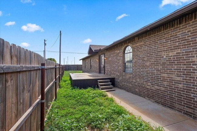 Building Photo - Extra spacious brick home in New Home, TX