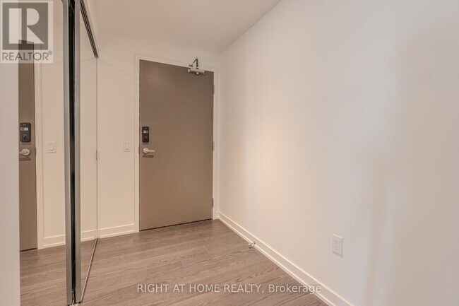 Building Photo - 448 Burnhamthorpe Rd W
