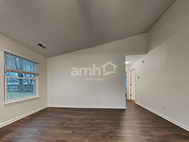 Foto del edificio - 528 Woodfield Cir