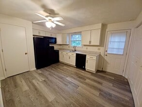 Building Photo - 115 Edgewater Village