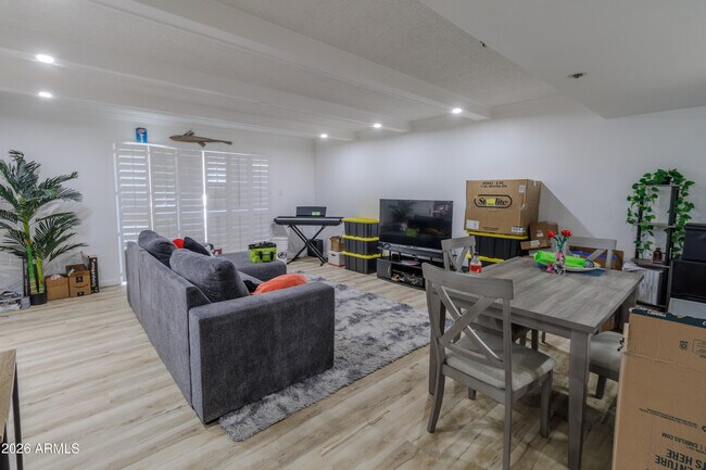 Foto del edificio - 7870 E Camelback Rd