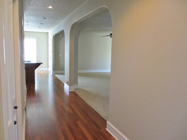 Foto del edificio - **$300 Off First Month's Rent** Lovely Thr...