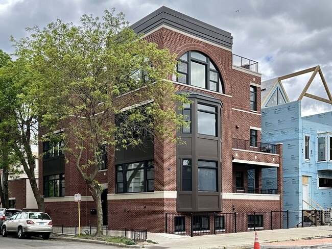 Building Photo - 1747 W Le Moyne St