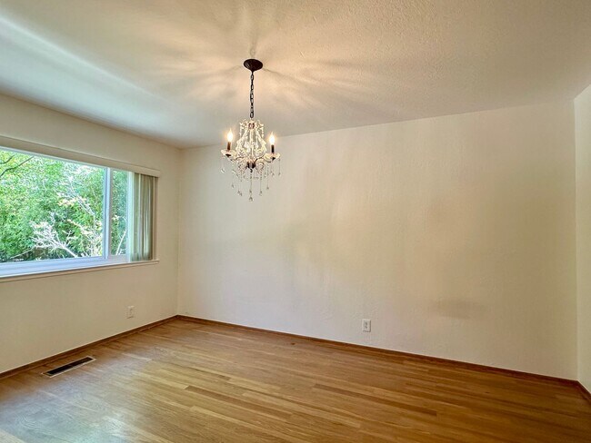 Building Photo - 4 Bedroom Home + Den in Saratoga!