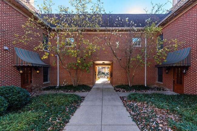 Building Photo - 807 E Main St