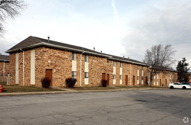 Área de estacionamiento - Cloverleaf Apartments & Townhomes