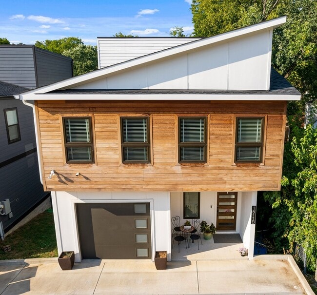 Building Photo - 1611B Cahal Ave