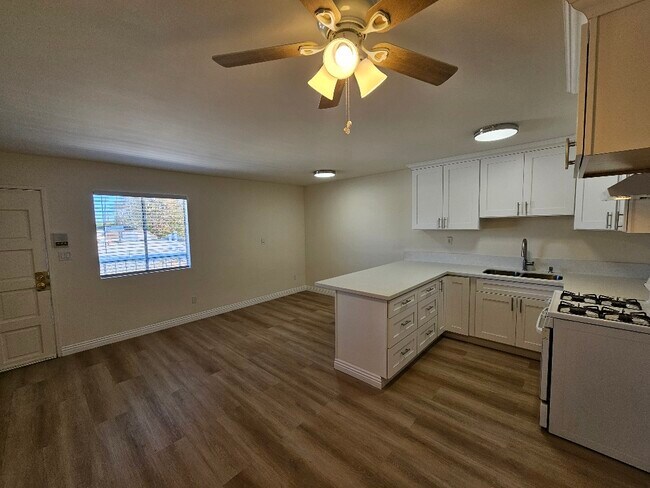 Foto del edificio - 14323 Haynes St