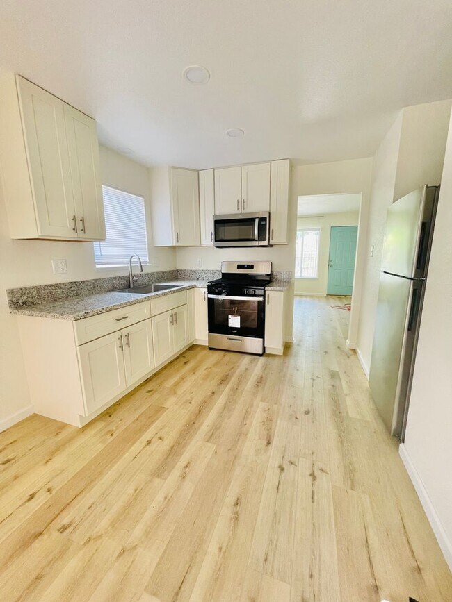 Building Photo - Charming Modesto Duplex