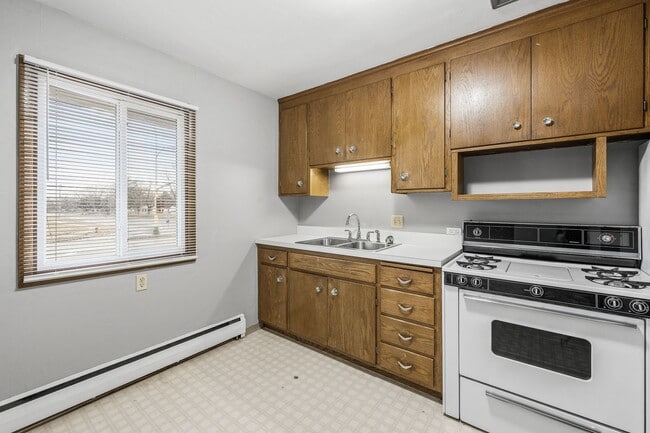 Building Photo - Spacious 2BR/1Bath Available Now!