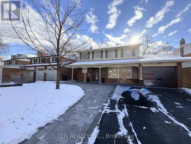 Building Photo - 8 Ravencliff Crescent