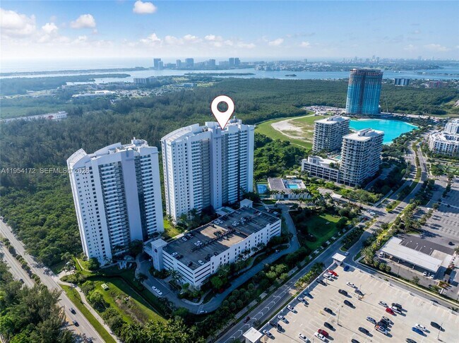 Foto del edificio - 14951 Royal Oaks Ln