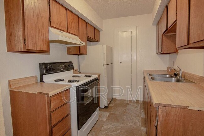 Foto del edificio - 101 Teakwood Dr