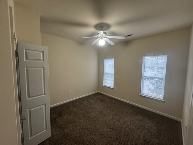 Building Photo - SPECIAL! Beautiful 3 Bed 2.5 Bath Town Hom...
