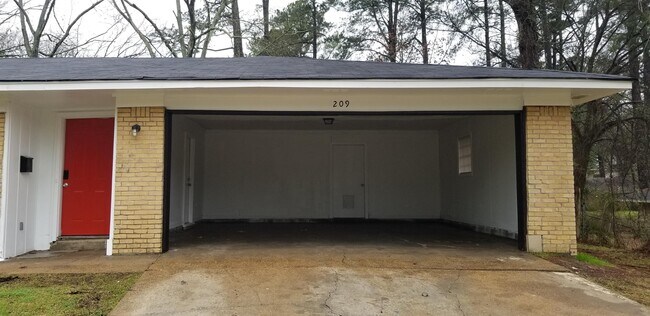 Building Photo - 209 Lake of Pines Dr
