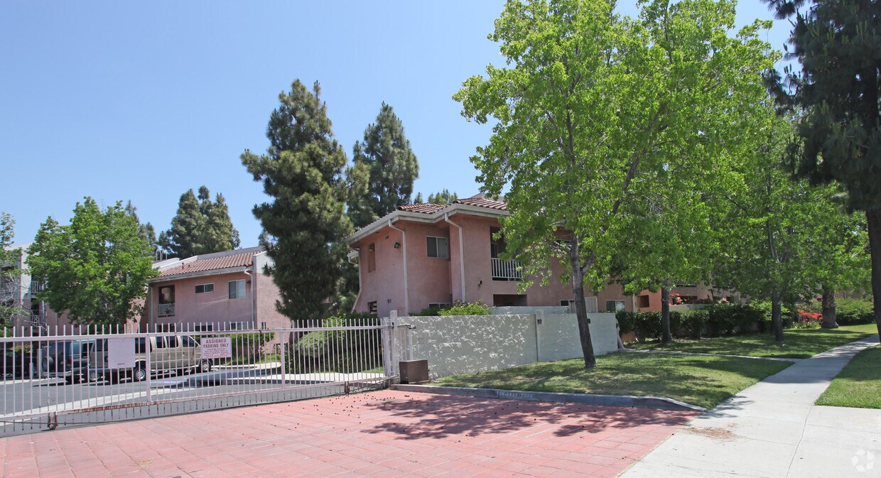 Foto del edificio - 9021 Beverly Rd