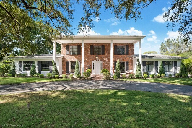 Foto del edificio - 10700 Old Cutler Rd