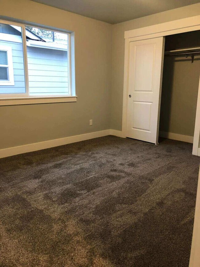 Building Photo - Newer 3/2 Duplex close to Old Mill