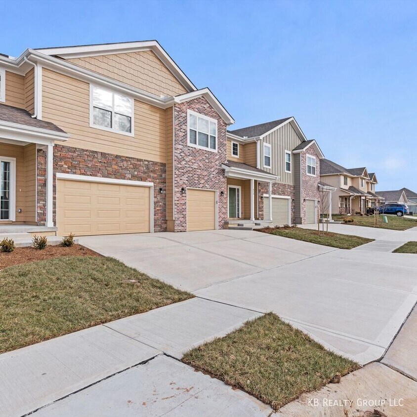 Foto principal - Brand New 3 Bed 2 Car End Unit Townhome in...
