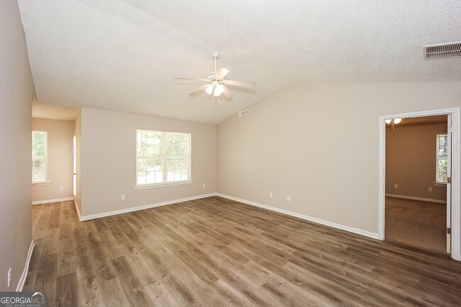 Foto del edificio - 64 Mineral Springs Ln