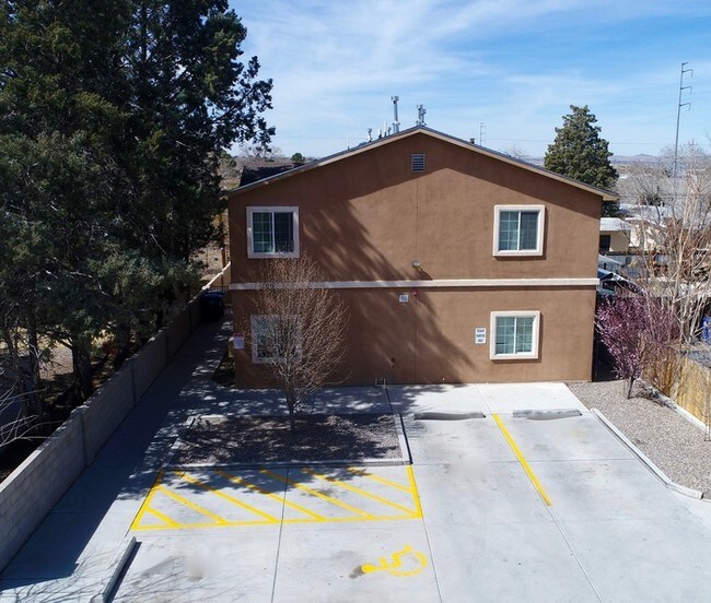 Building Photo - 2 Bedroom 1 Bathroom Upstairs Unit!