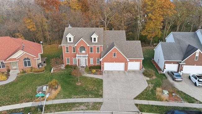 Building Photo - TIMELESS COMFORT!! 4 Bedroom, 4 Bathroom Home in Urbandale!