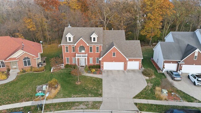 Foto del edificio - TIMELESS COMFORT!! 4 Bedroom, 4 Bathroom Home in Urbandale!