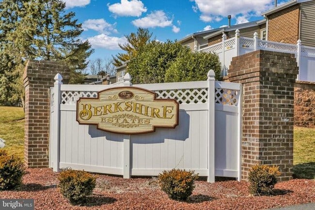 Building Photo - Great Berkshire Estates Condo HEAT INCLUDED