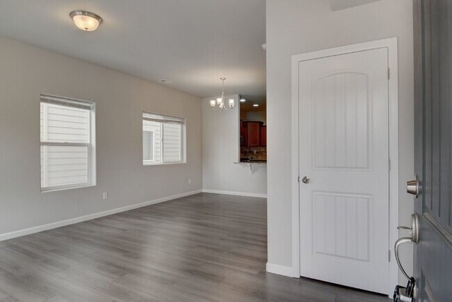 Building Photo - "Charming 2-Bed Townhouse with Granite Cou...