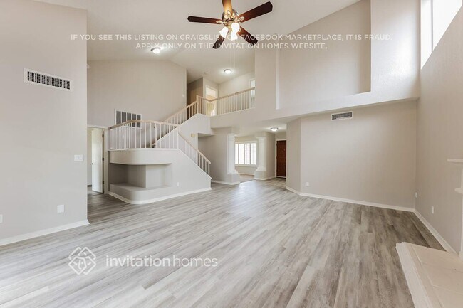 Building Photo - 1029 E Villa Theresa Dr