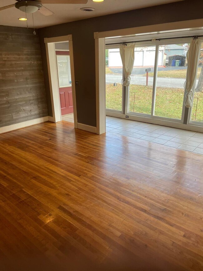 Foto del edificio - 3938 Edmond Dr