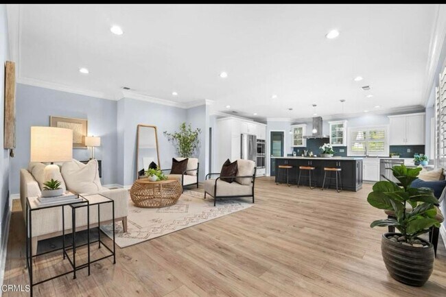 Foto del edificio - Spacious Sherman Oaks Gem with Pool, Flex ...