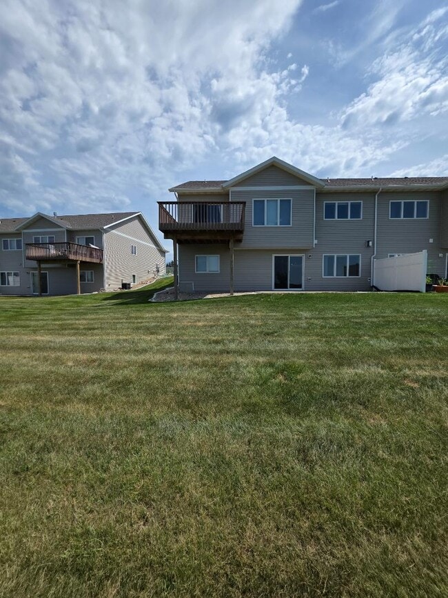 Building Photo - 1628 Valley Dr