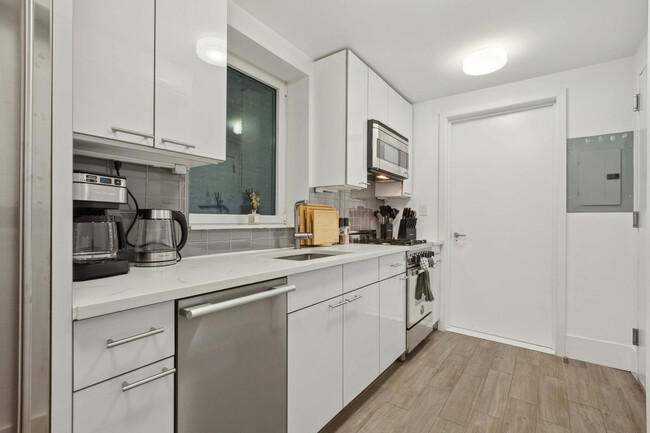 Building Photo - 125 E 83rd St