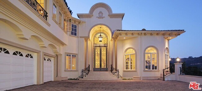 Building Photo - 2025 E Live Oak Dr
