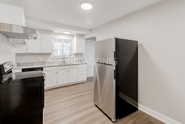 Building Photo - 887 Hill Ct