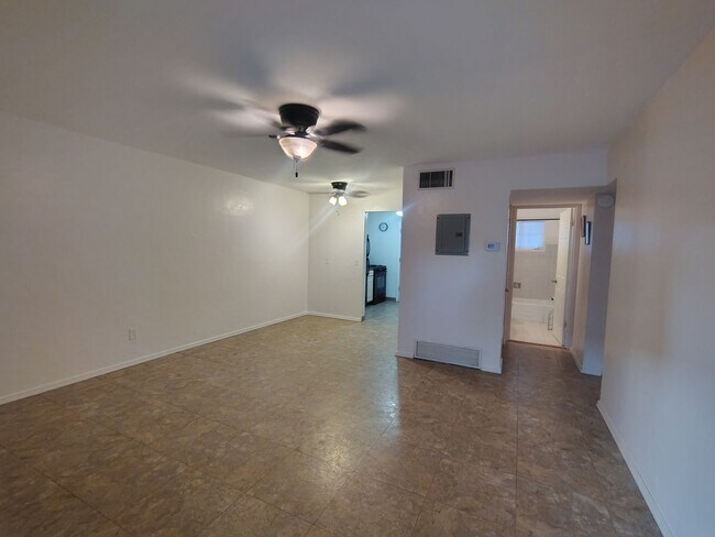 Foto del edificio - 3302-3308 E Glenn St