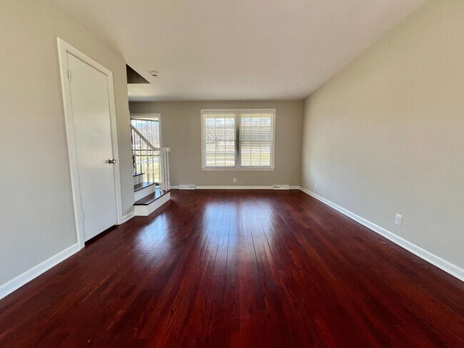 Building Photo - 3 Bed, 2 Bath Home w/ Garage