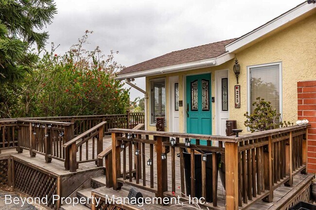 Building Photo - 3 br, 2 bath House - 225 Poinsettia Ave